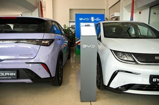 這是5月29日在馬耳他比爾基卡拉拍攝的展示廳里的比亞迪純電動(dòng)汽車(chē)。新華社發(fā)（喬納森·博格 攝）