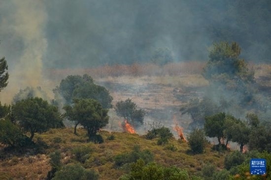 6月12日，以色列北部加利利地區(qū)遭受火箭彈襲擊后冒出滾滾濃煙。新華社發(fā)（阿亞爾·馬戈林?jǐn)z/基尼圖片社）
