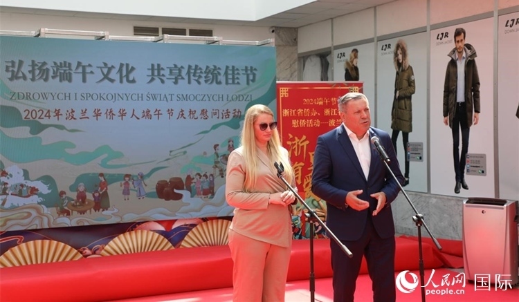 皮耶霍欽斯基（右）在活動上致辭。人民網(wǎng)記者 李增偉攝