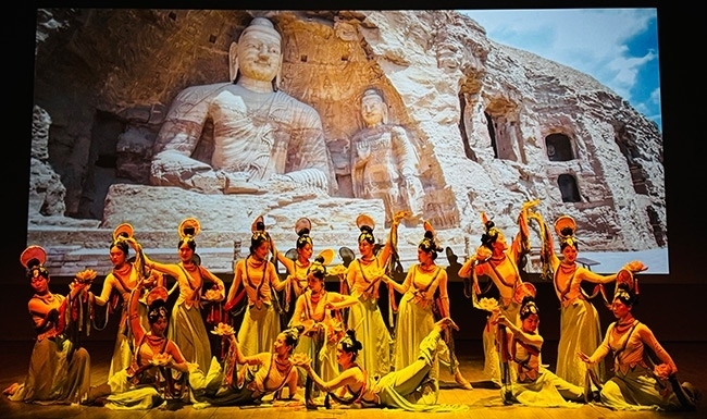 展演現(xiàn)場，同學(xué)們在表演節(jié)目《云岡飛天印象》。校方供圖