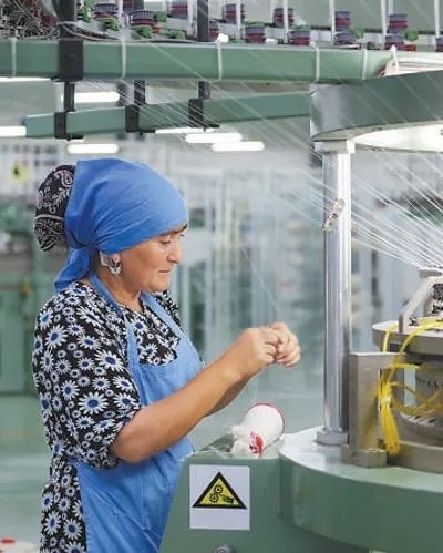 在針織毛坯車間，當(dāng)?shù)毓と苏诮泳€。胡澤曦?cái)z