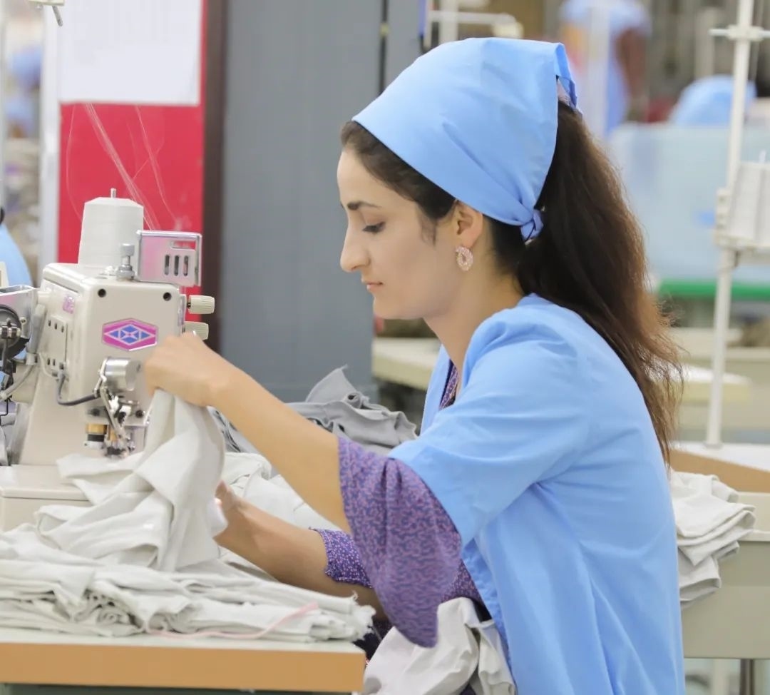 當(dāng)?shù)毓と苏谶M(jìn)行成衣縫紉。胡澤曦?cái)z