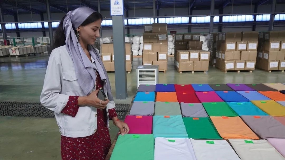 當(dāng)?shù)毓と苏跈z驗(yàn)成品。曲頌攝