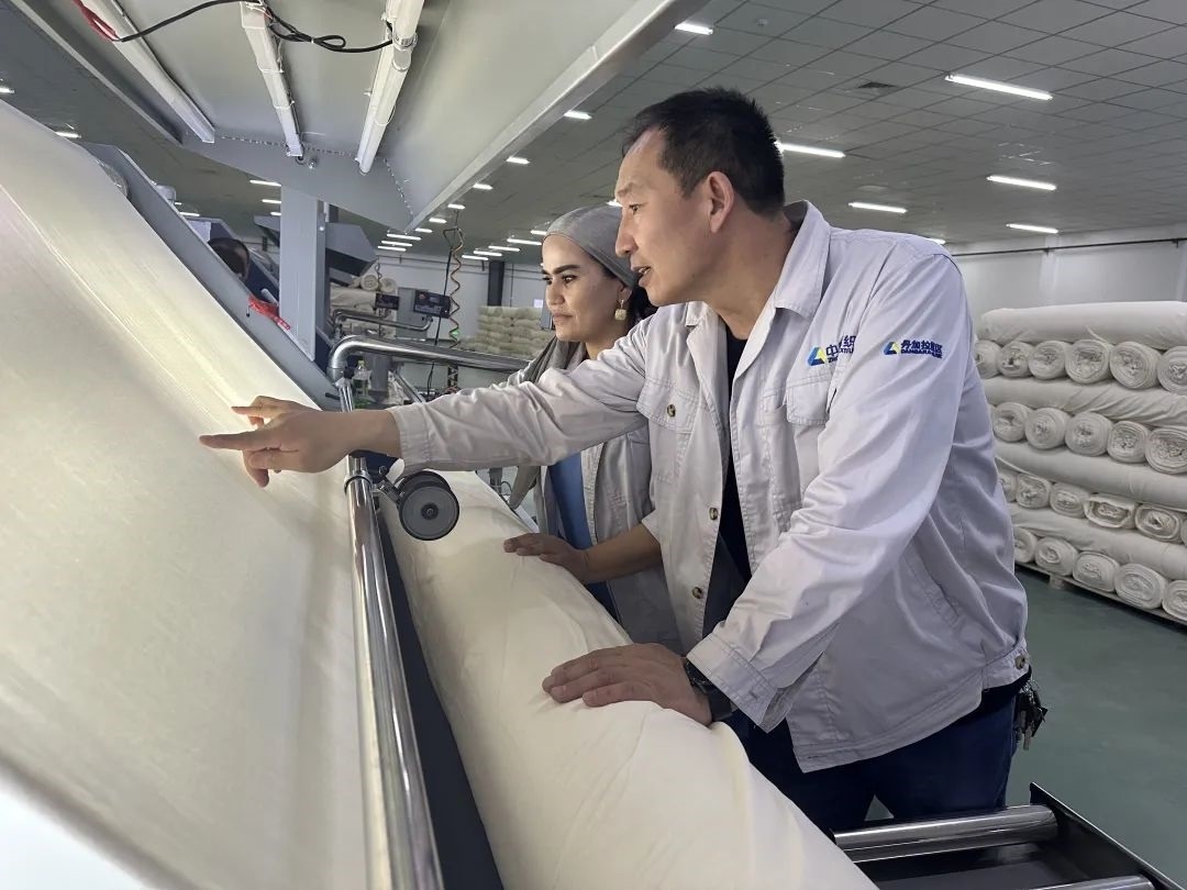 中方技術(shù)人員正在指導(dǎo)當(dāng)?shù)毓と恕Ｇ鍞z