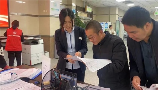 成都市溫江區(qū)市場監(jiān)管局為群眾提供“個(gè)轉(zhuǎn)企”登記幫辦服務(wù)。成都市市場監(jiān)管局供圖