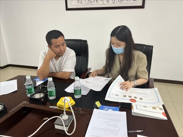 成都市溫江區(qū)市場監(jiān)管局在區(qū)農(nóng)副產(chǎn)品流通交易中心為商戶上門辦理“個(gè)轉(zhuǎn)企”登記。成都市市場監(jiān)管局供圖