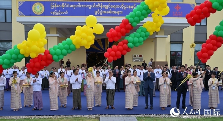 嘉賓共同為項(xiàng)目竣工剪彩。人民網(wǎng)記者 謝佳君攝