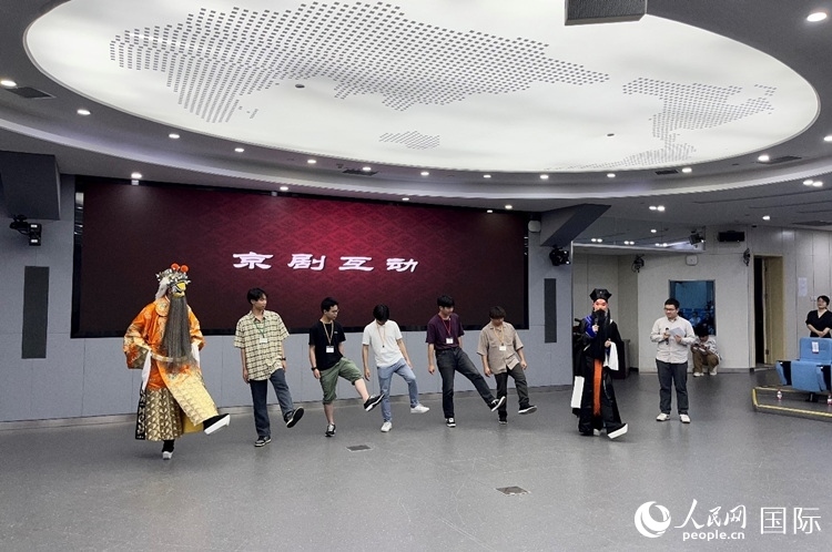 日本大學生代表團學習京劇臺步。人民網(wǎng)記者 陳思攝