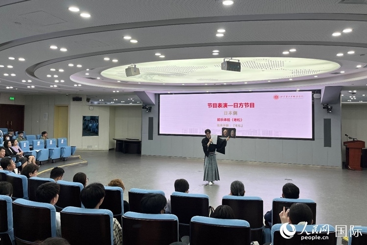 日本大學生介紹能樂知識。人民網(wǎng)記者 陳思攝