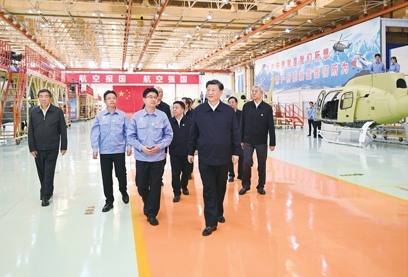 2023年10月10日至13日，中共中央總書(shū)記、國(guó)家主席、中央軍委主席習(xí)近平在江西考察。這是11日上午，習(xí)近平在景德鎮(zhèn)市昌河飛機(jī)工業(yè)（集團(tuán)）有限公司考察。 新華社記者 燕雁/攝
