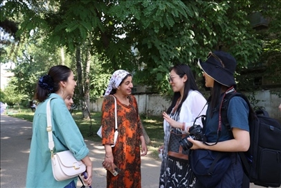 人民日報(bào)記者和塔方記者在進(jìn)行交流。顏歡攝