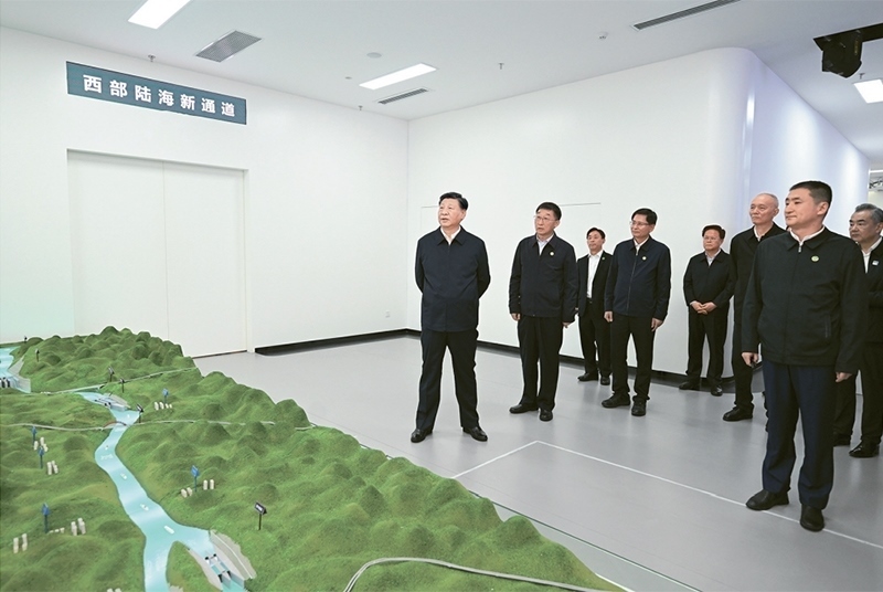 2023年12月14日至15日，中共中央總書(shū)記、國(guó)家主席、中央軍委主席習(xí)近平在廣西考察。這是14日上午，習(xí)近平在南寧市考察中國(guó)—東盟信息港股份有限公司，結(jié)合平陸運(yùn)河沙盤聽(tīng)取西部陸海新通道骨干工程建設(shè)匯報(bào)。 新華社記者 謝環(huán)馳/攝