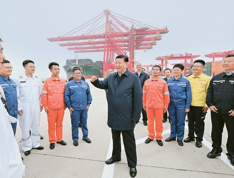 2024年5月22日至24日，中共中央總書(shū)記、國(guó)家主席、中央軍委主席習(xí)近平在山東考察。這是22日下午，習(xí)近平在日照港親切慰問(wèn)港口科技工作者、運(yùn)營(yíng)人員、航運(yùn)人員。 新華社記者 謝環(huán)馳/攝