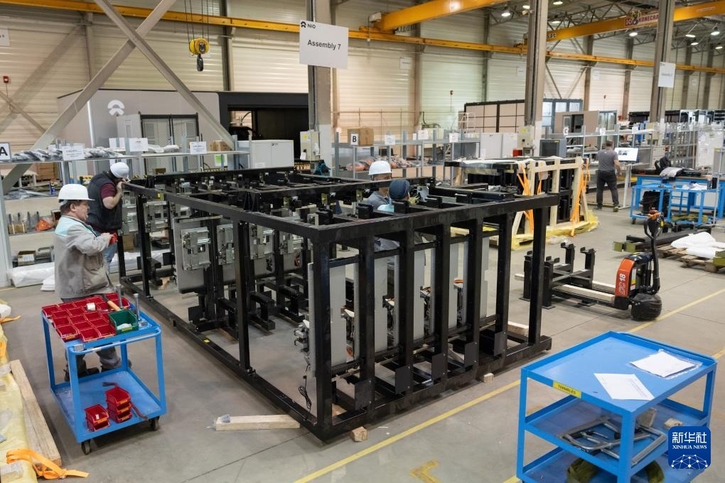 2024年1月26日，在匈牙利比奧托爾巴吉，員工在蔚來(lái)能源歐洲工廠工作。新華社發(fā)（弗爾季·奧蒂洛 攝）