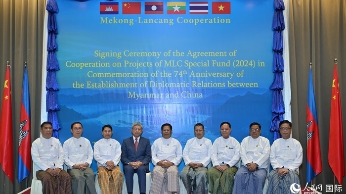 中國駐緬甸大使陳海（左四）與緬方執(zhí)行部委部長合影。人民網(wǎng)記者 謝佳君攝