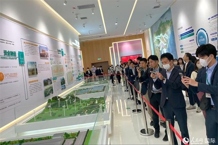 日本創(chuàng)價學(xué)會青年代表團(tuán)在烏魯木齊市文化中心規(guī)劃館參觀。人民網(wǎng)記者 張麗婭攝