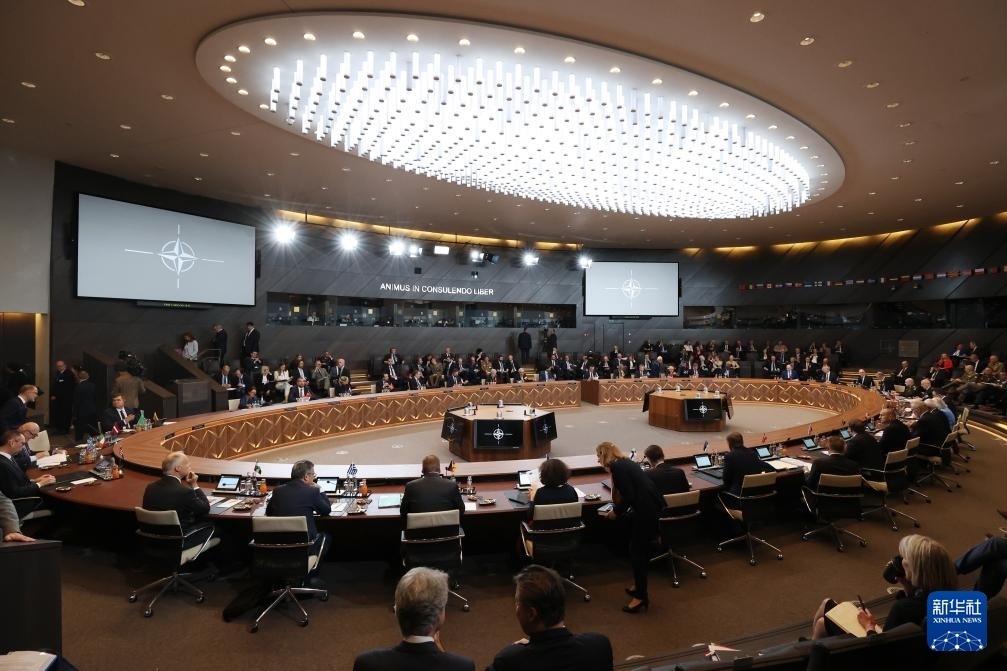 這是6月14日在比利時(shí)布魯塞爾北約總部拍攝的北約防長(zhǎng)會(huì)現(xiàn)場(chǎng)。新華社記者 趙丁喆 攝