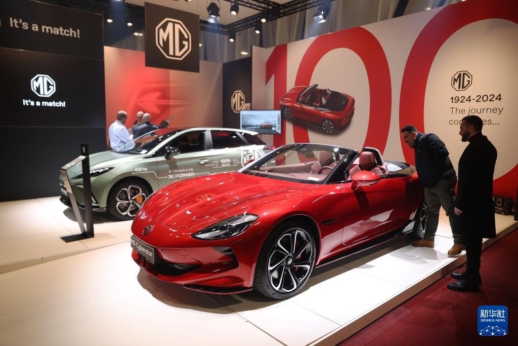 2024年1月17日，人們?cè)诒壤麜r(shí)布魯塞爾舉辦的2024布魯塞爾汽車(chē)展上參觀上汽名爵電動(dòng)汽車(chē)。新華社記者 趙丁喆 攝
