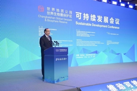  6月15日，聯(lián)合國教科文組織東亞地區(qū)辦事處主任夏澤翰在“長白山·世界地質(zhì)公園、世界生物圈保護(hù)區(qū)可持續(xù)發(fā)展會(huì)議”上做主旨演講。新華社發(fā)