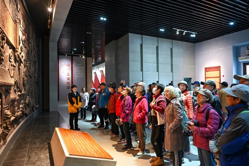 △ 2024年4月10日，北京朝陽(yáng)區(qū)安慧里社區(qū)黨委組織離退休黨員參觀“明鏡昭廉”明代反貪尚廉歷史文化園。
