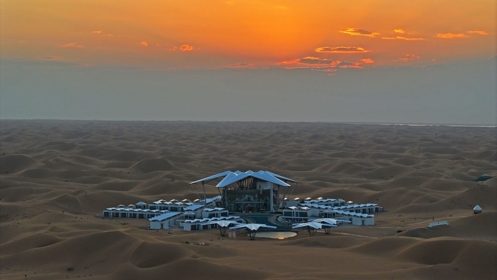 這是位于寧夏中衛(wèi)市沙坡頭景區(qū)的星星酒店（2023年9月6日攝，無人機照片）。新華社記者 王鵬 攝