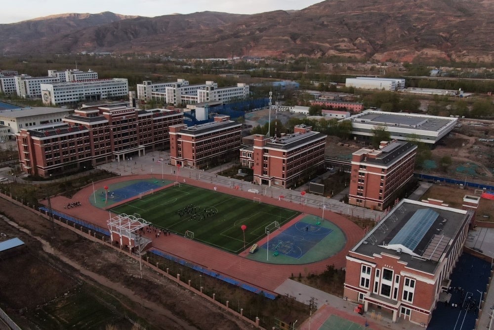 這是果洛西寧民族中學（2021年4月28日攝，無人機照片）。