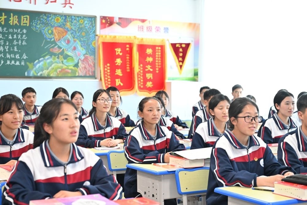 2024年6月18日，果洛西寧民族中學(xué)學(xué)生在上課。