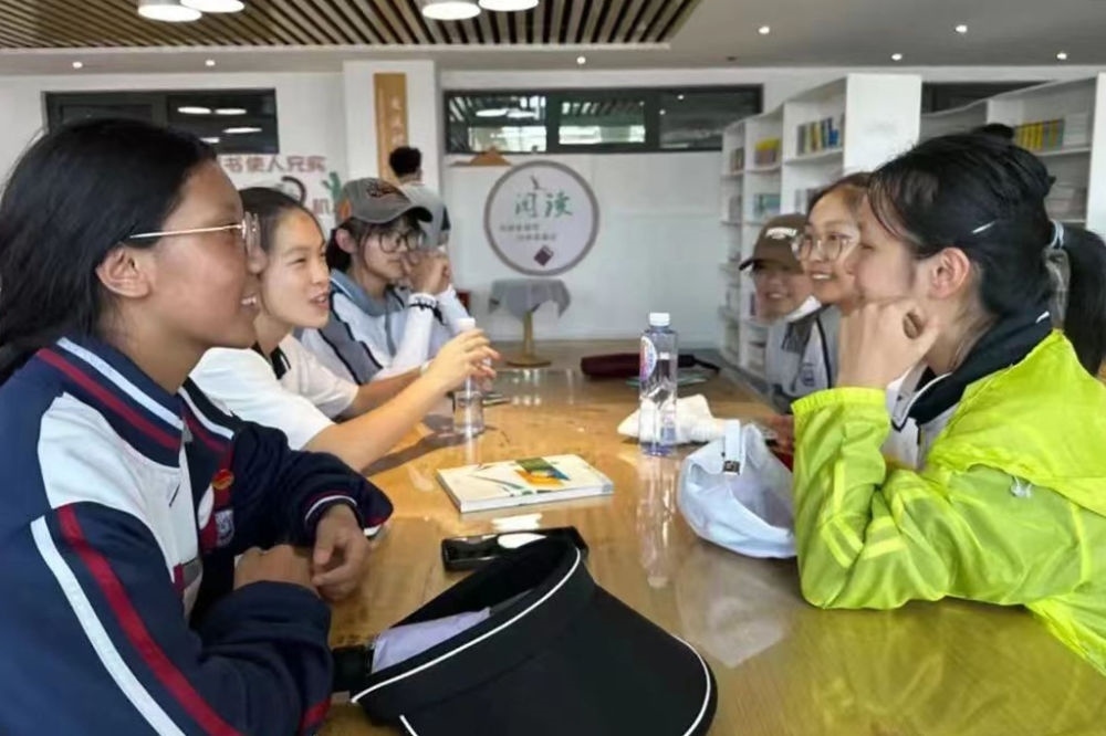 2023年7月10日，在果洛西寧民族中學(xué)，上海市大同中學(xué)學(xué)生（右）與果洛西寧民族中學(xué)學(xué)生交流。新華社發(fā)（果洛州教育局供圖）