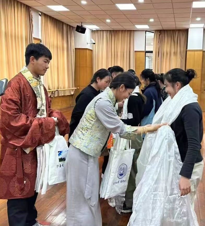 2024年1月18日，在上海市大同中學(xué)，果洛西寧民族中學(xué)學(xué)生給上海大同中學(xué)師生獻(xiàn)哈達(dá)。新華社發(fā)（果洛州教育局供圖）
