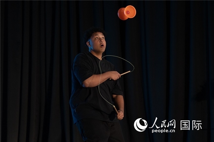 參賽選手表演的抖空竹如行云流水。人民日報非洲中心分社 希拉茲·莫林?jǐn)z