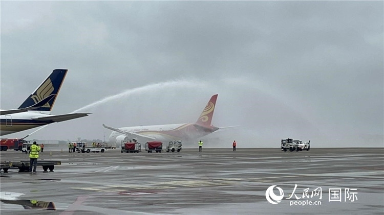航班享受“水門禮”后起飛。牛瑞飛攝