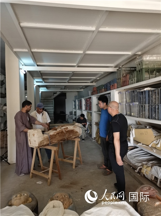 圖為中埃薩卡拉新出土文物數(shù)字化調(diào)查與研究項目團隊在工作現(xiàn)場。