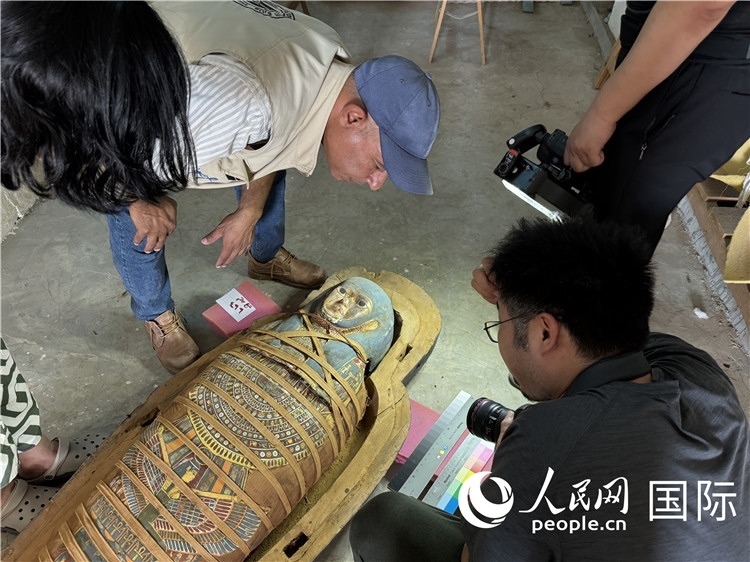 圖為中埃薩卡拉新出土文物數(shù)字化調(diào)查與研究項目團隊在工作現(xiàn)場。薛江攝