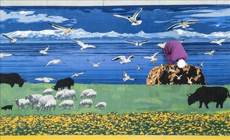 在青海省西寧市圣源地毯集團(tuán)有限公司生產(chǎn)車間，操作工檢查毯面、拔花刺（2023年2月4日攝）。新華社記者 才揚(yáng) 攝