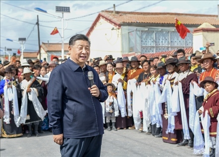 2021年6月7日至9日，習(xí)近平總書記在青海考察。這是8日下午，習(xí)近平在海北藏族自治州剛察縣沙柳河鎮(zhèn)果洛藏貢麻村考察時，同村民們親切交流。新華社記者 謝環(huán)馳 攝