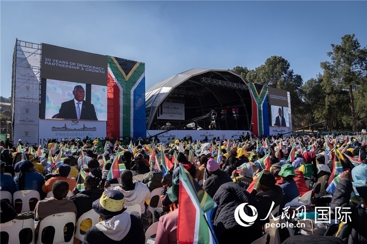 南非民眾觀看拉馬福薩總統(tǒng)就職演說。 人民日報非洲中心分社 希拉茲·莫林攝