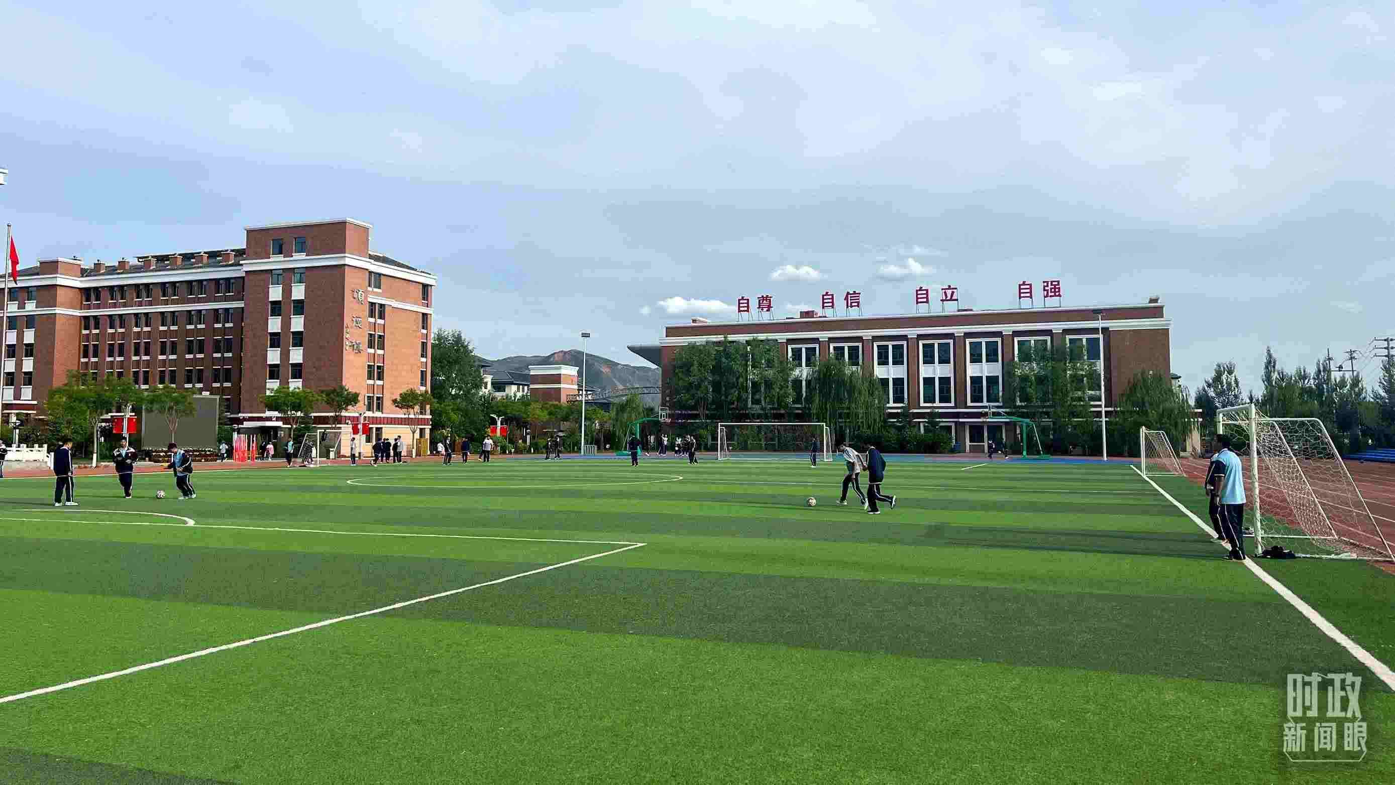 △果洛西寧民族中學(xué)。（總臺(tái)央視記者楊波、楊新禹拍攝）