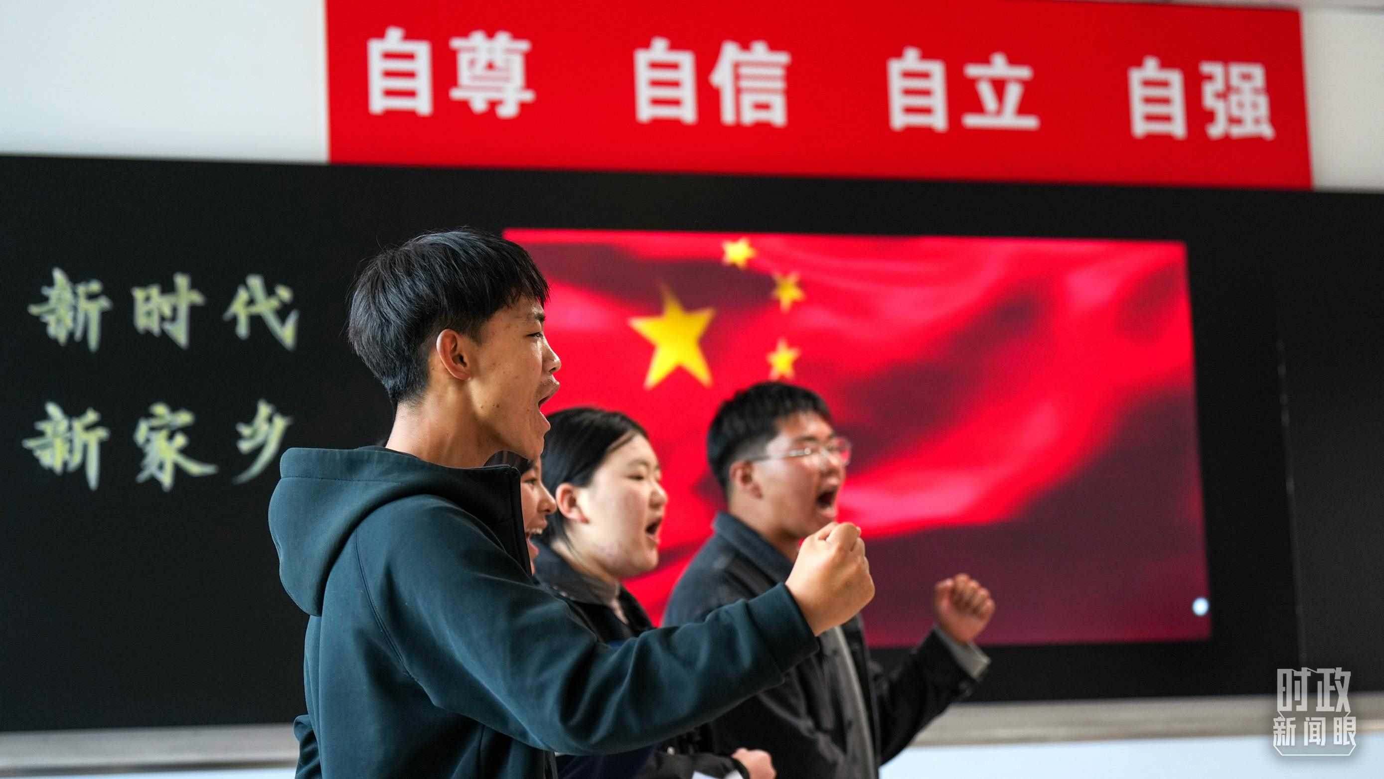 △果洛西寧民族中學(xué)高一（1）班的“新時(shí)代、新家鄉(xiāng)”主題思政課。（總臺(tái)央視記者許永松、國廣記者李晉拍攝）