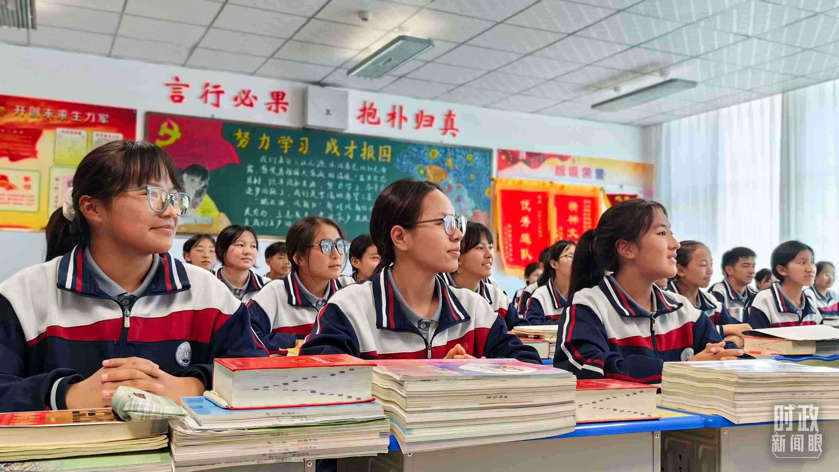 △果洛西寧民族中學(xué)高一（1）班的“新時(shí)代、新家鄉(xiāng)”主題思政課。（總臺(tái)央視記者段德文拍攝）