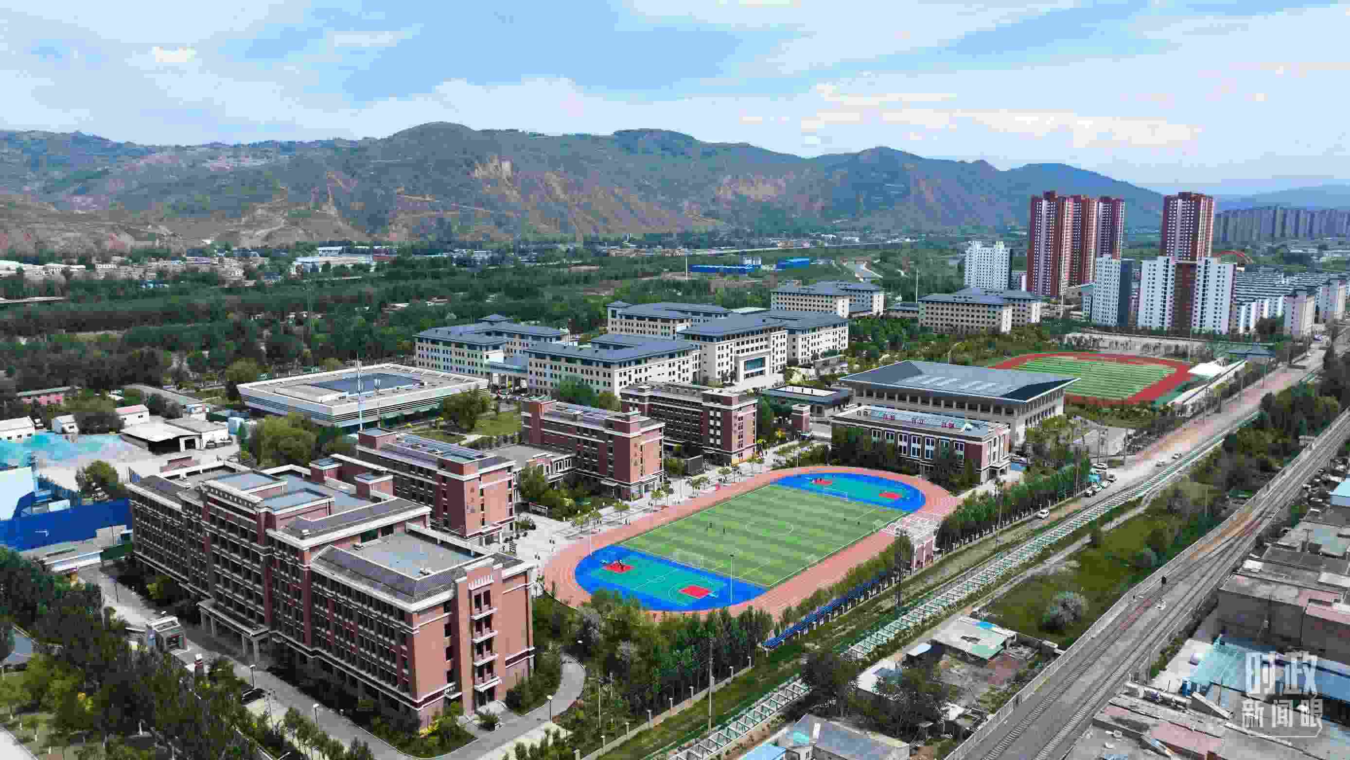 △果洛西寧民族中學(xué)。（總臺(tái)記者閆懋鵬拍攝）