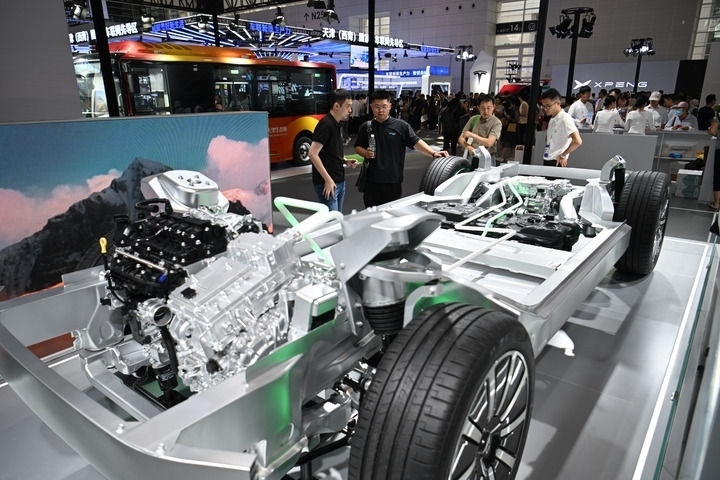 這是在博覽會(huì)現(xiàn)場(chǎng)拍攝的一款智能網(wǎng)聯(lián)汽車平臺(tái)架構(gòu)（6月20日攝）。新華社記者 孫凡越 攝