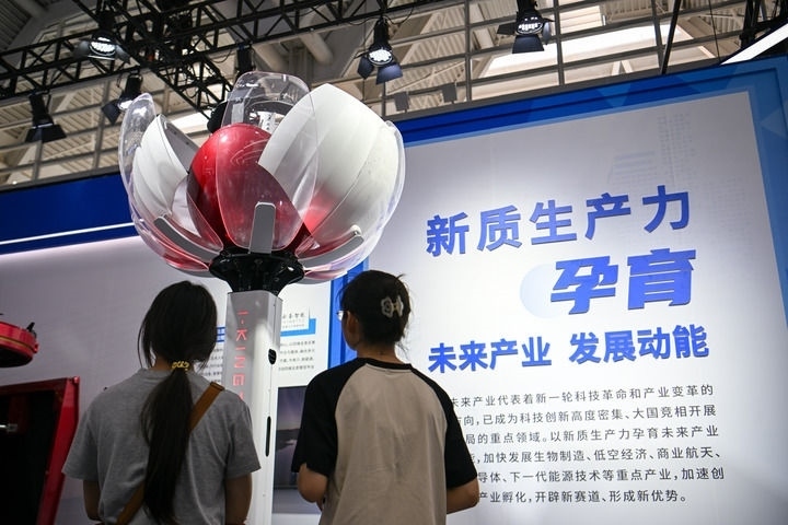 6月20日，與會(huì)者參觀天津云圣智能科技有限責(zé)任公司展區(qū)展出的“圣·寶蓮燈”全自主無人機(jī)巡檢系統(tǒng)。新華社記者 孫凡越 攝