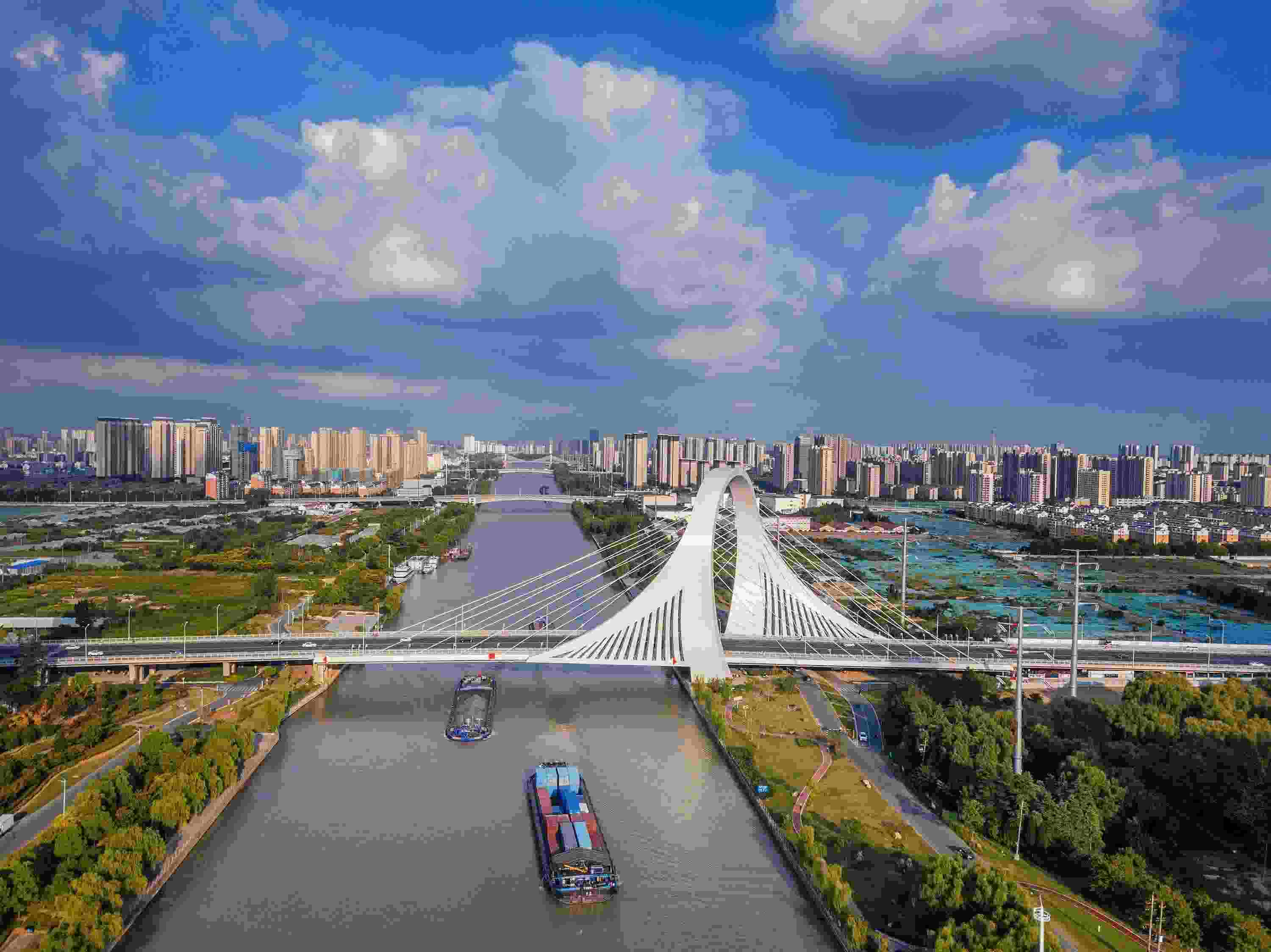 2022年9月12日，幾艘船舶行駛在江蘇淮安運(yùn)河大橋附近。