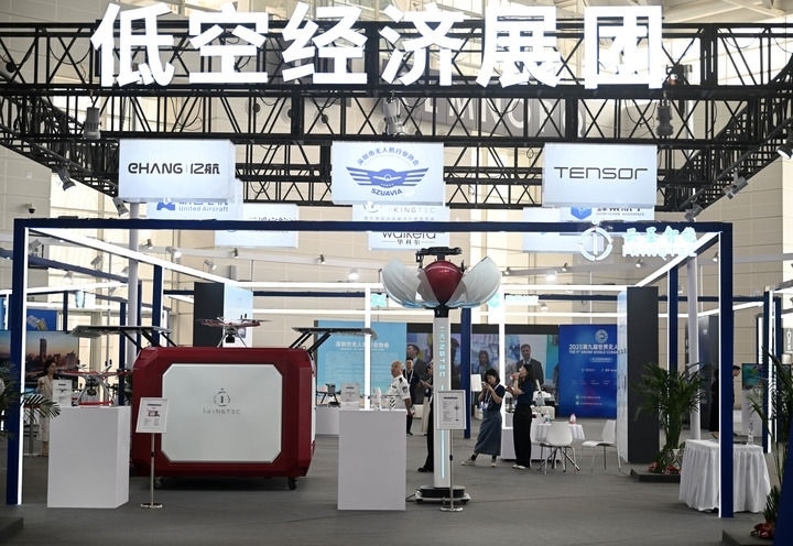 6月20日，參觀者在博覽會(huì)低空經(jīng)濟(jì)展團(tuán)參觀。新華社記者 趙子碩 攝