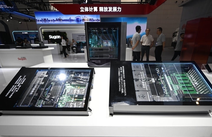 這是6月20日在博覽會(huì)上拍攝的中科曙光展區(qū)的一臺(tái)人工智能服務(wù)器。新華社記者 趙子碩 攝