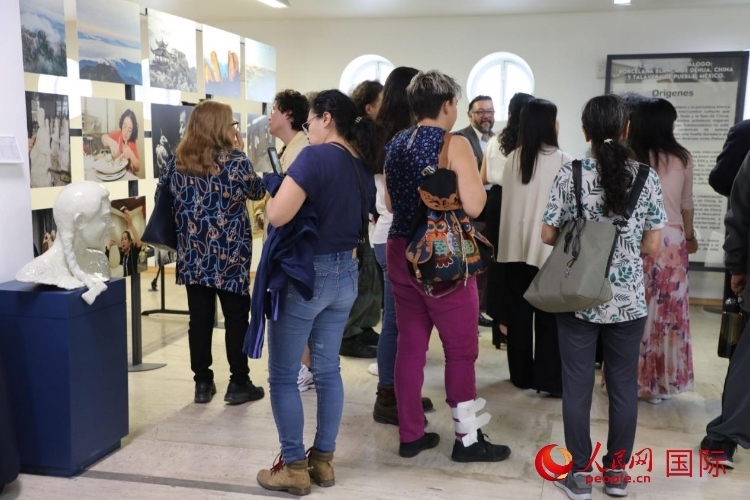 在展覽現(xiàn)場，觀眾們駐足欣賞德化白瓷和墨西哥彩瓷。人民網(wǎng) 埃內(nèi)斯托·多明戈斯攝