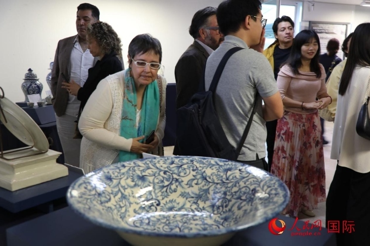 在展覽現(xiàn)場，觀眾們駐足欣賞德化白瓷和墨西哥彩瓷。人民網(wǎng) 埃內(nèi)斯托·多明戈斯攝