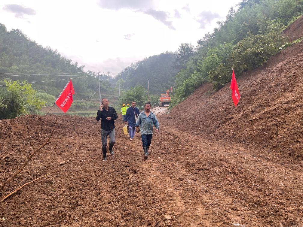 6月22日，木石里008縣道最后一個塌方點搶通。（受訪者供圖）