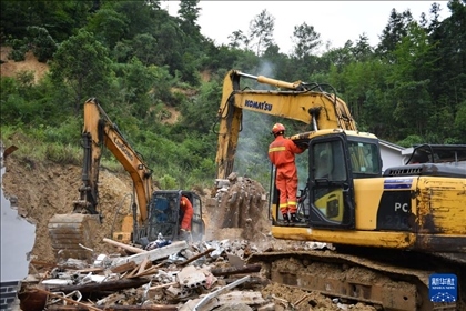 6月23日，救援人員在魚(yú)市鎮(zhèn)斗溪村龍?zhí)两M山體滑坡現(xiàn)場(chǎng)開(kāi)展救援工作。新華社記者 陳振海 攝