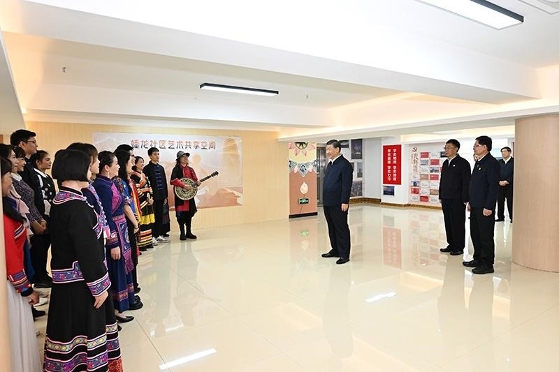 2023年12月14日，習(xí)近平總書記在廣西南寧市良慶區(qū)蟠龍社區(qū)黨群服務(wù)中心文體活動(dòng)室同社區(qū)居民親切交流。